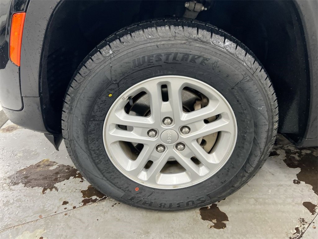 Used 2023 Jeep Grand Cherokee Laredo image 25