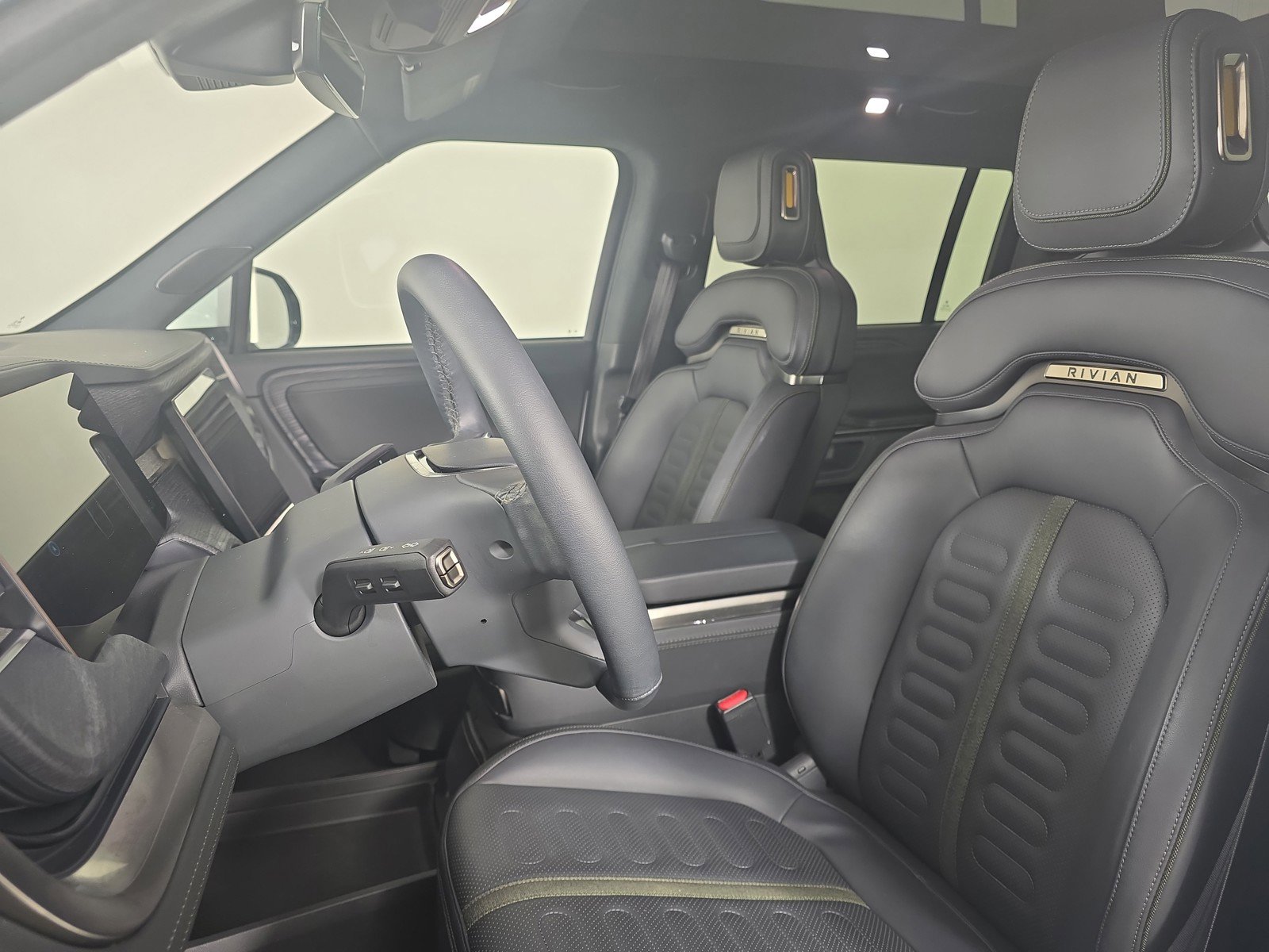 Used 2024 Rivian R1S Adventure image 20