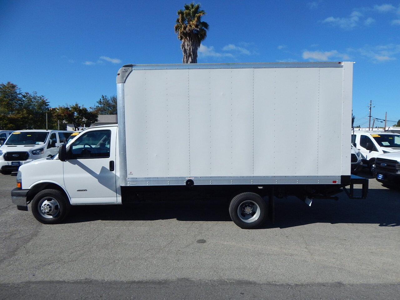 Used 2019 Chevrolet Express 4500 w/ Power Convenience Package RWD image 5