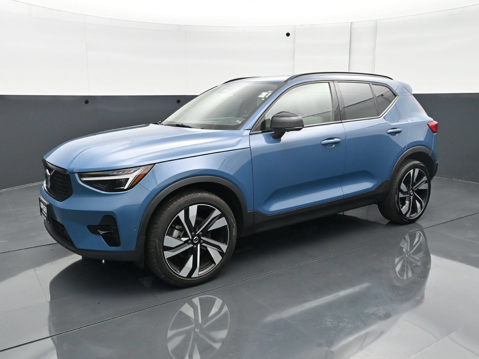 Used 2025 Volvo XC40 B5 Ultra w/ Climate Package AWD/4WD image 2