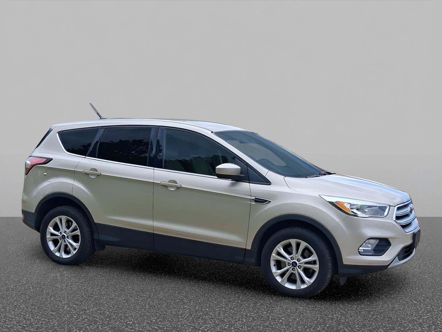 Used 2017 Ford Escape SE w/ SE Cold Weather Package AWD/4WD image 2