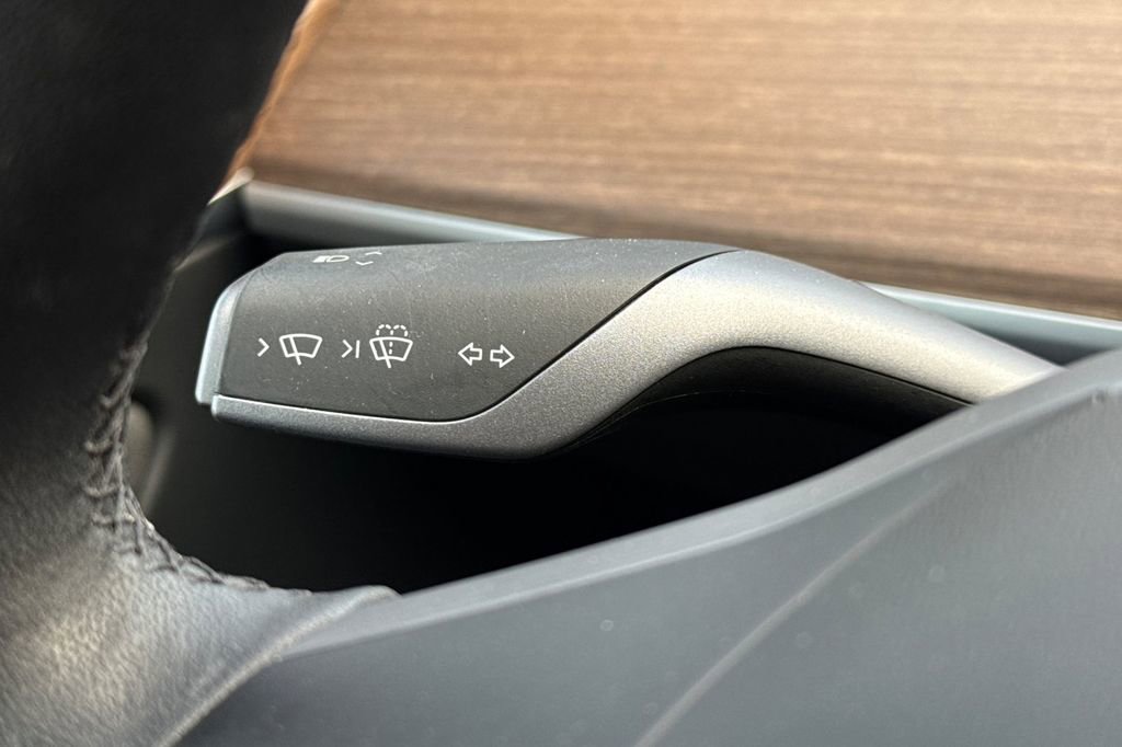 Used 2024 Tesla Model Y 2WD image 31