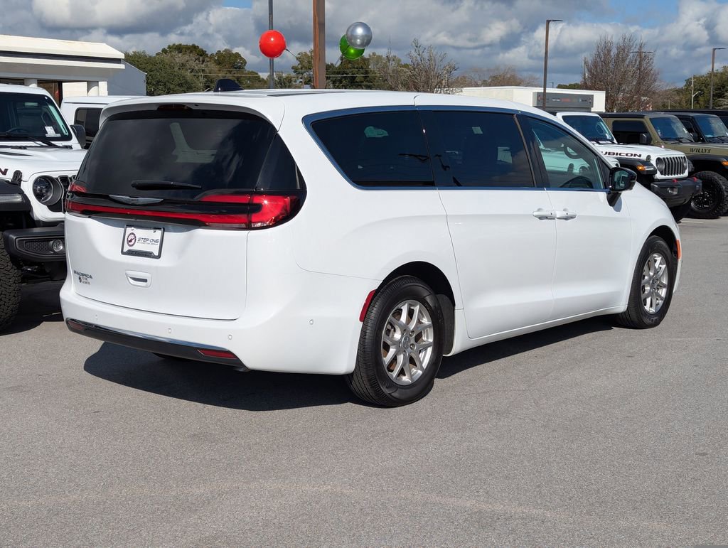New 2026 Chrysler Pacifica Select FWD image 5