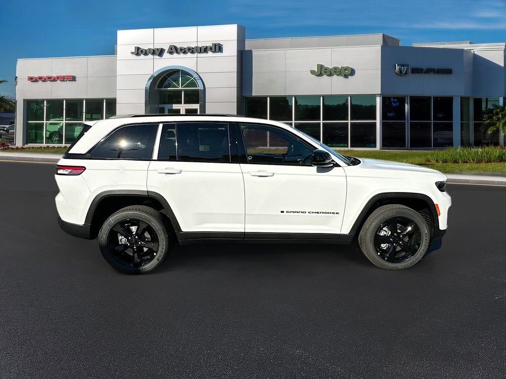 Used 2025 Jeep Grand Cherokee Laredo RWD image 9
