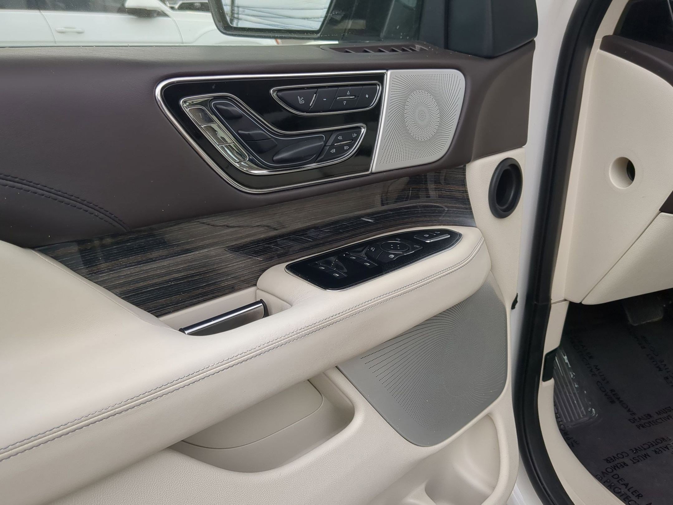 Used 2020 Lincoln Navigator Black Label w/ Cargo Convenience Package image 12