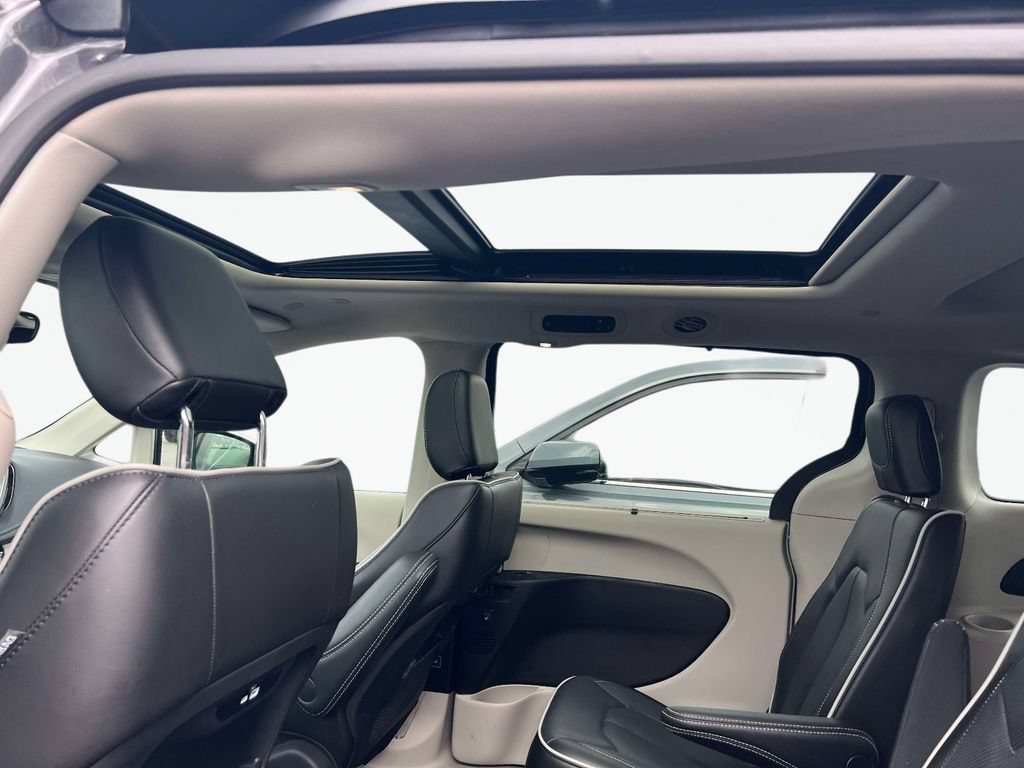 Used 2023 Chrysler Pacifica Limited FWD image 13