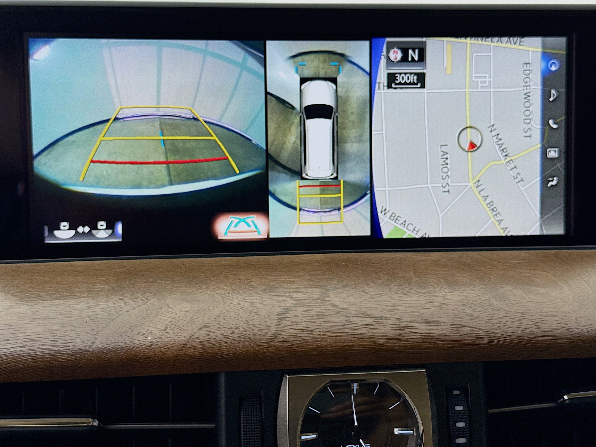 Used 2020 Lexus LX 570 4WD w/ 3rd Row & Luxury Pkg image 14