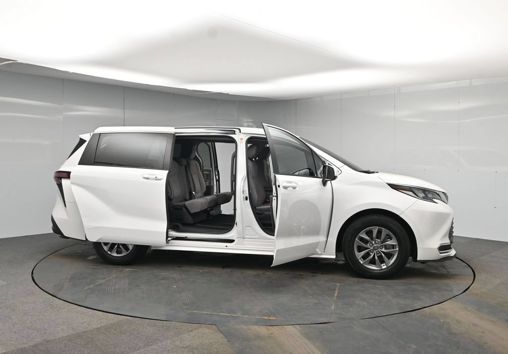 Used 2022 Toyota Sienna LE FWD image 43