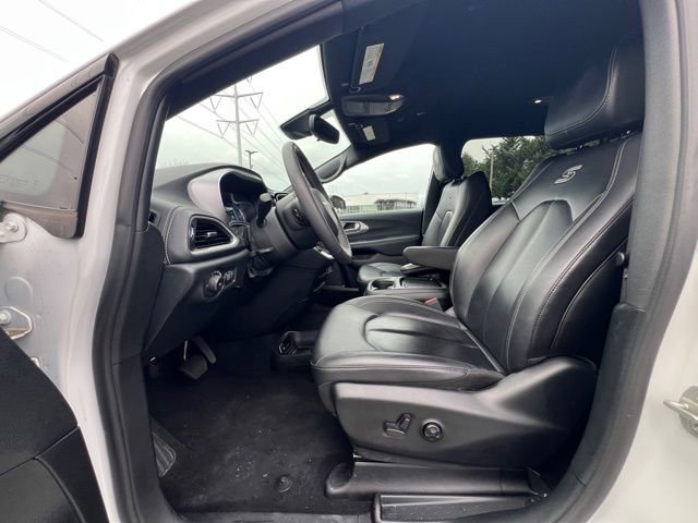 Used 2024 Chrysler Pacifica Select image 18
