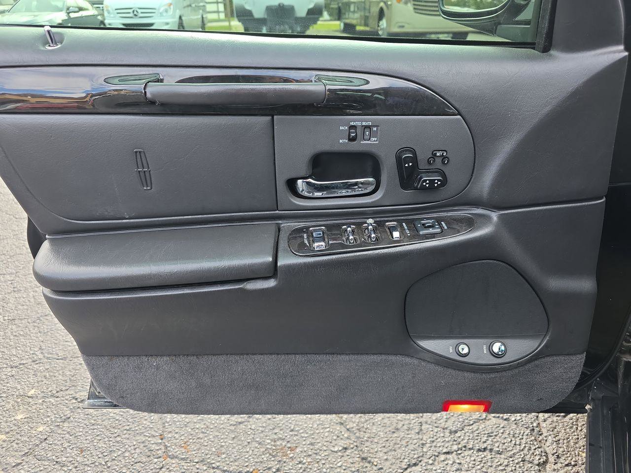 Used 1999 Lincoln Town Car Signature RWD image 5