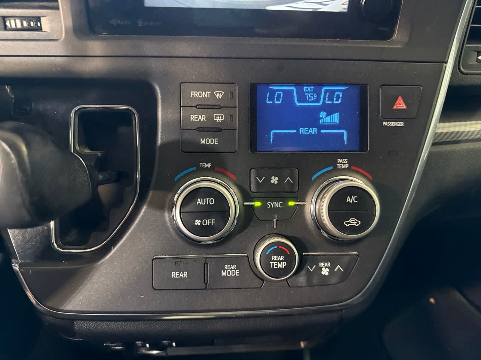 Used 2015 Toyota Sienna SE FWD image 27