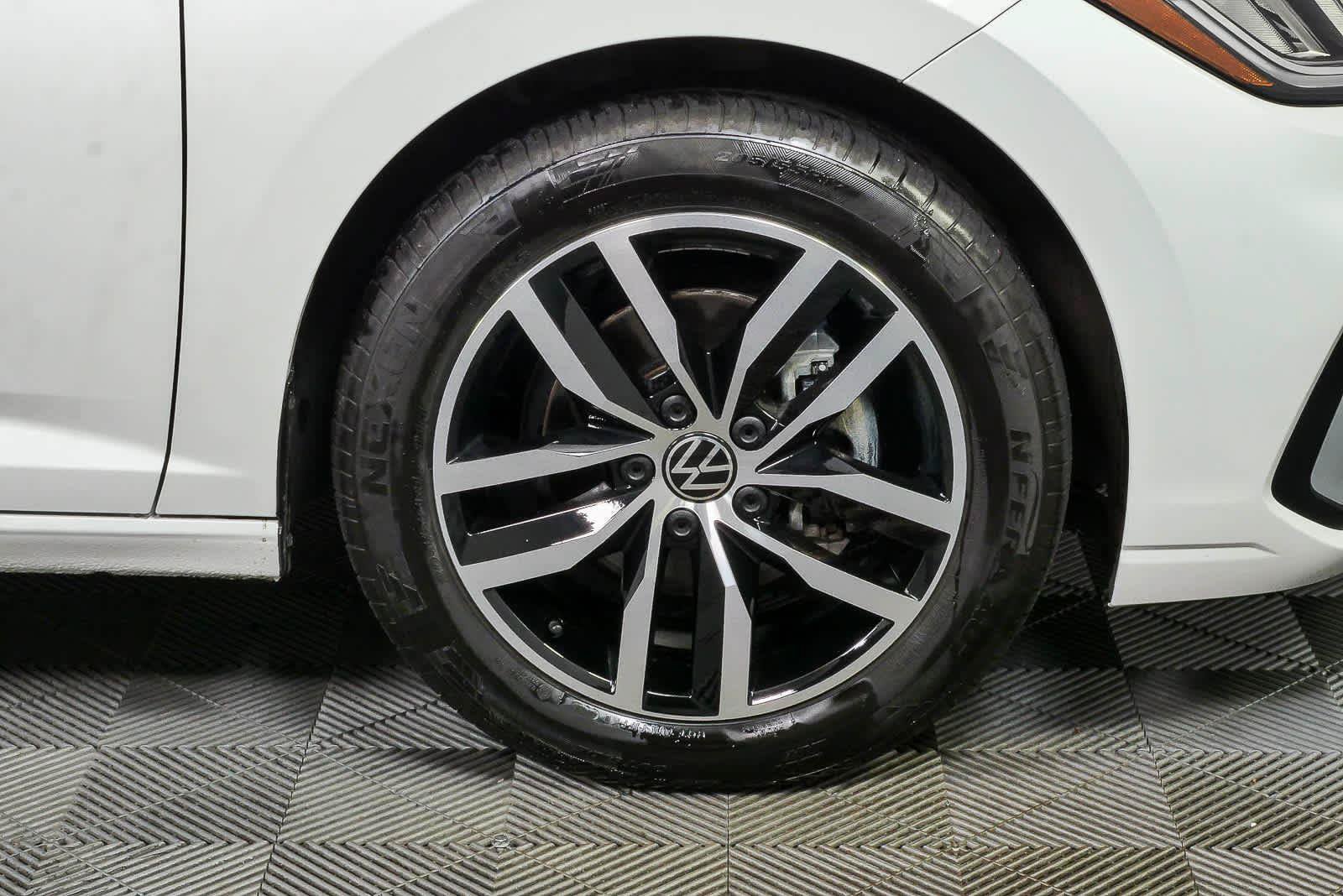 Certified 2025 Volkswagen Jetta SE FWD image 35
