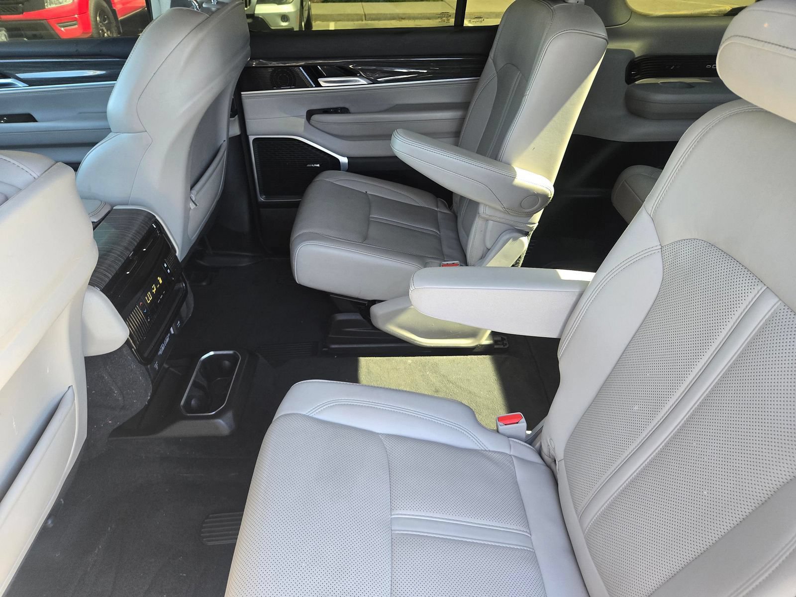 Used 2022 Jeep Wagoneer Series II w/ Premium Group I AWD/4WD image 6