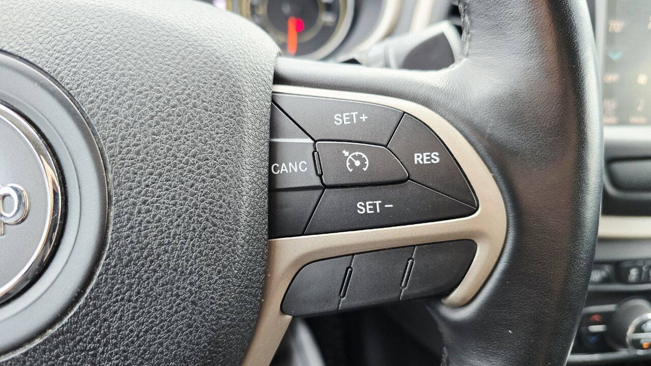 Used 2016 Jeep Cherokee Latitude w/ Comfort & Convenience Group AWD/4WD image 15