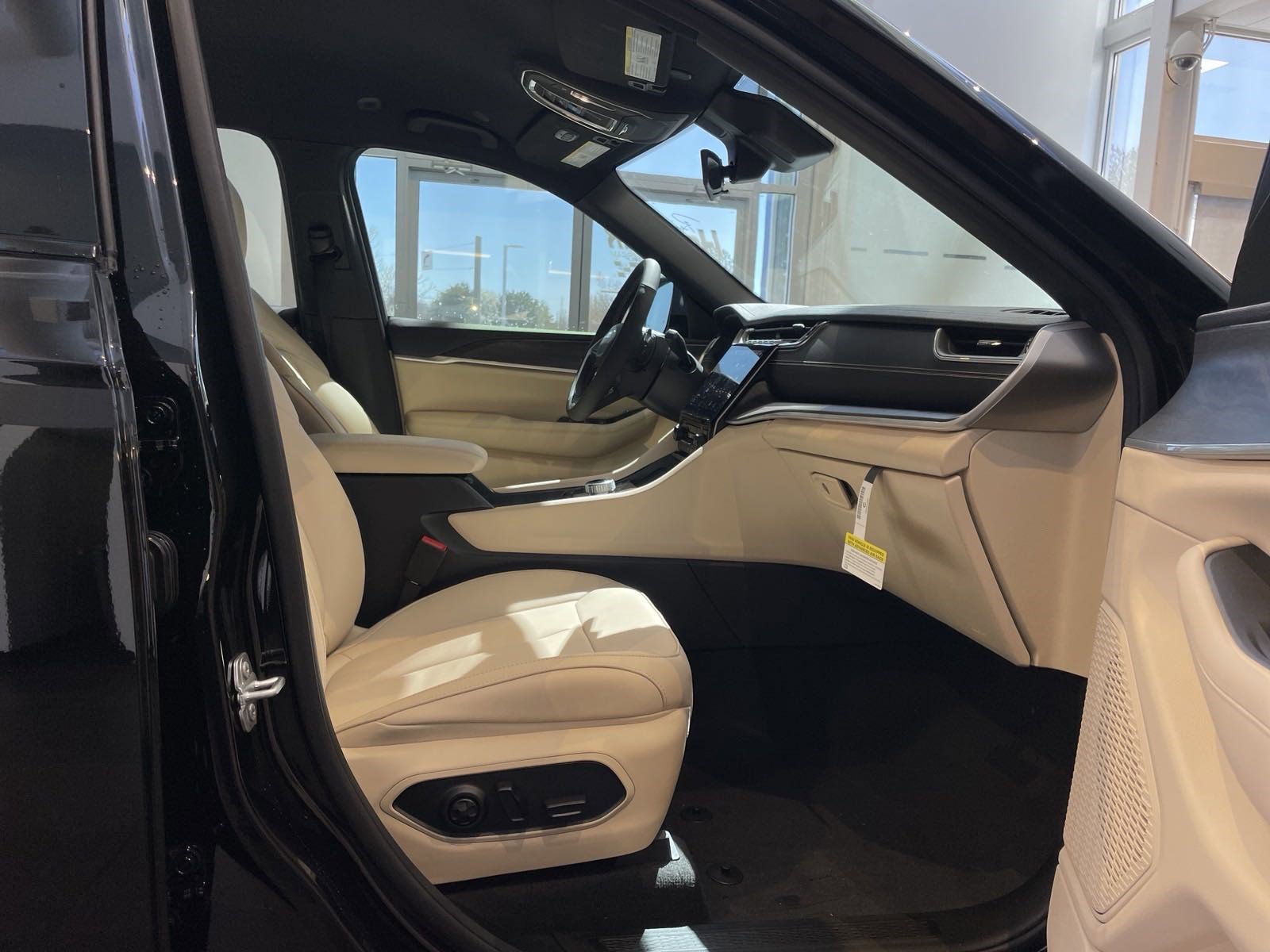 Certified 2025 Jeep Grand Cherokee L Limited w/ Black Appearance Package RWD image 34