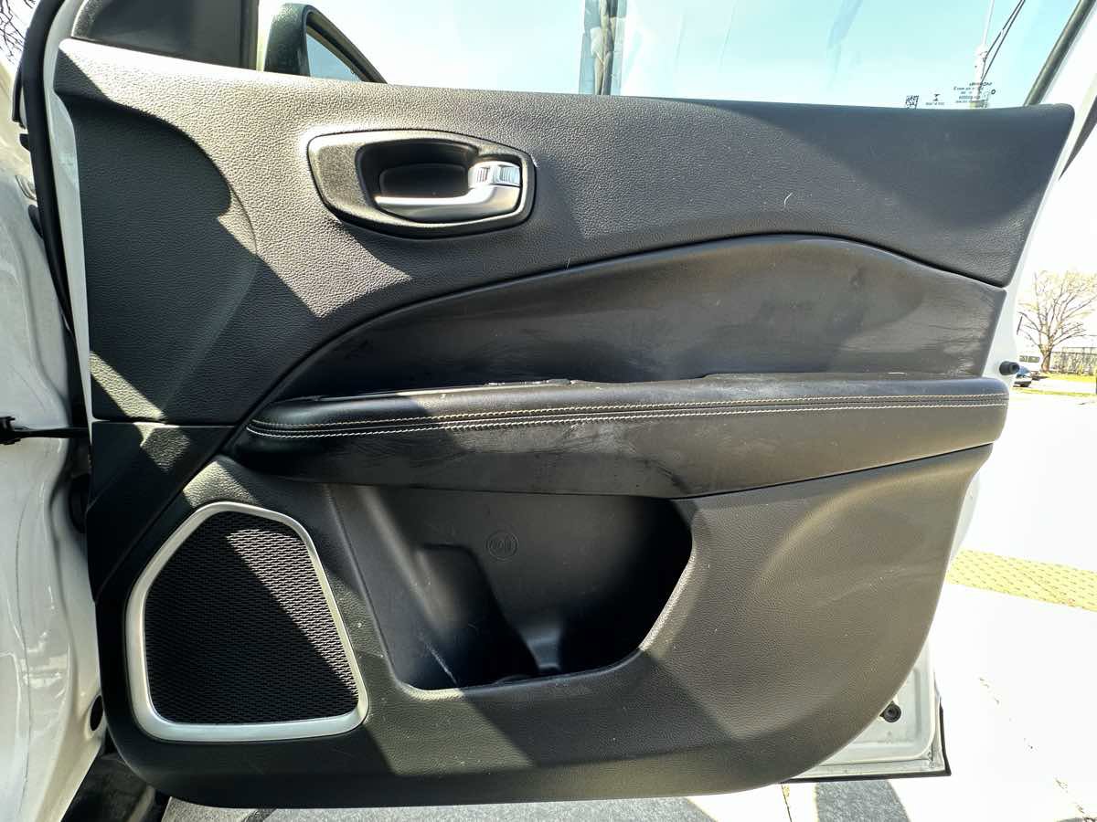 Used 2019 Jeep Compass Latitude image 27