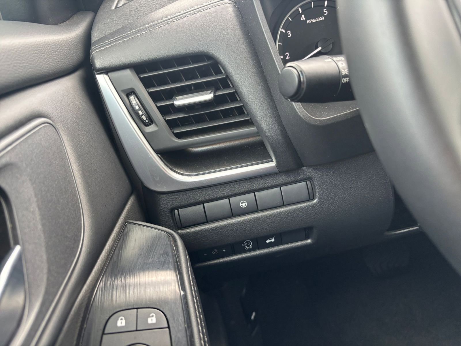 Used 2025 Nissan Rogue SV FWD image 36