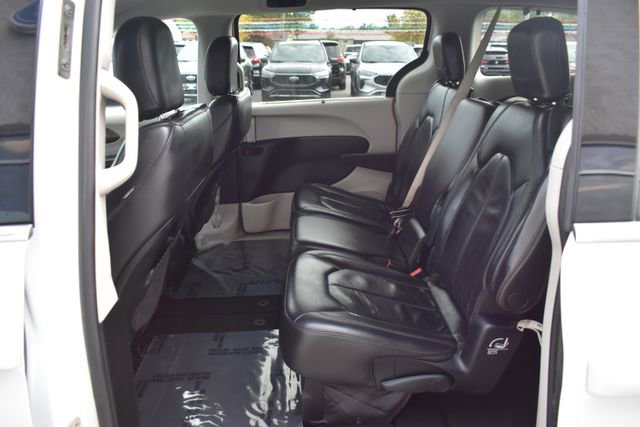 Used 2017 Chrysler Pacifica Touring-L w/ Tire & Wheel Group FWD image 35