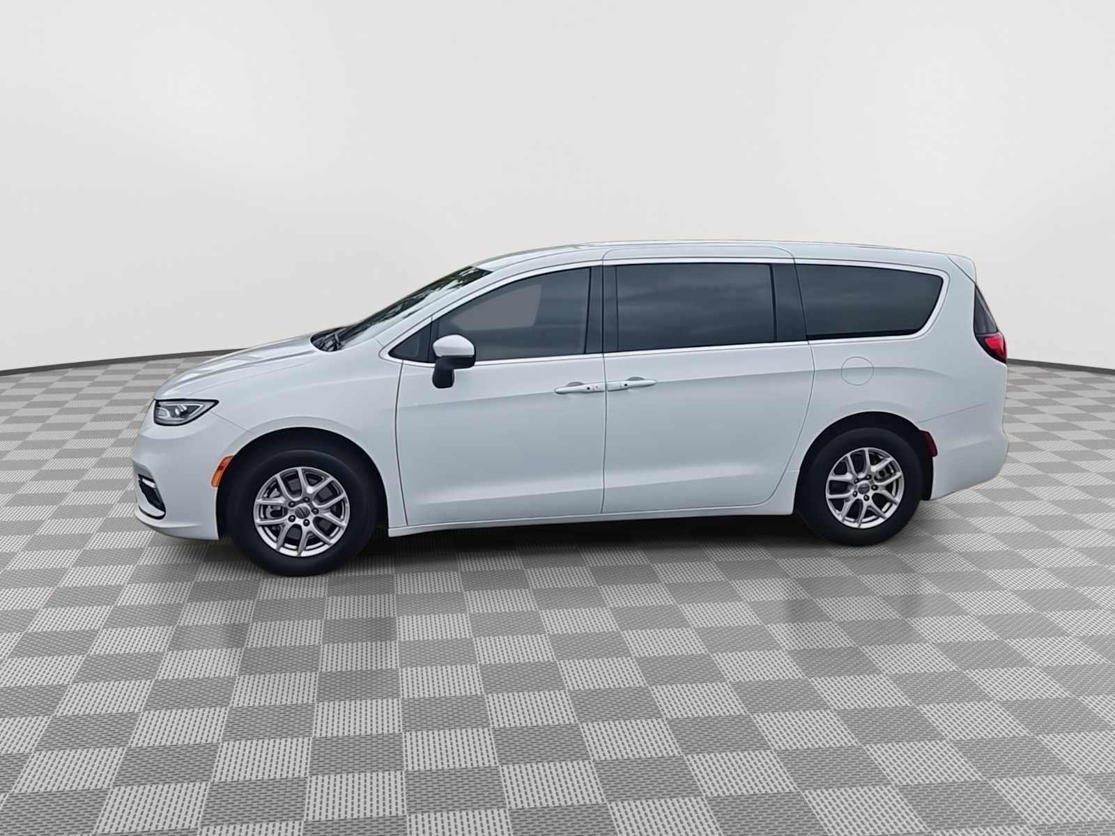 Used 2023 Chrysler Pacifica Touring-L FWD image 4