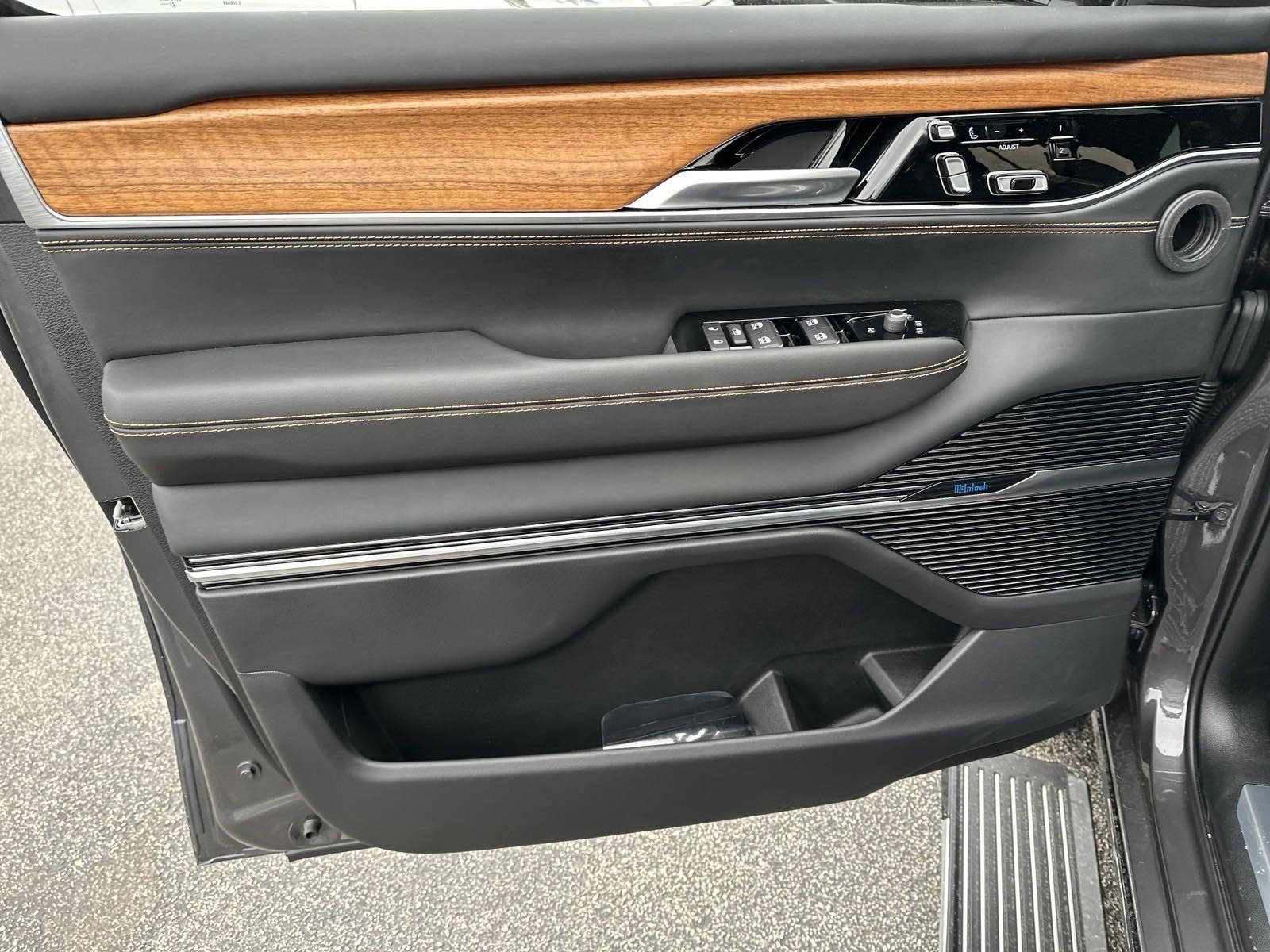 New 2023 Jeep Grand Wagoneer Series III image 6