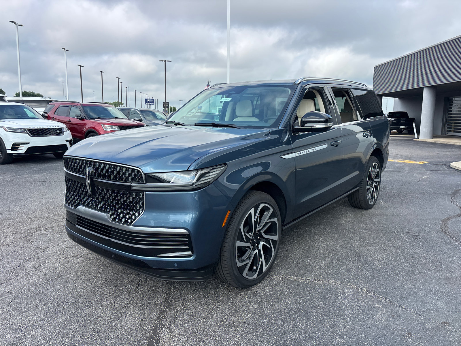New 2027 Lincoln Navigator Reserve AWD/4WD image 3