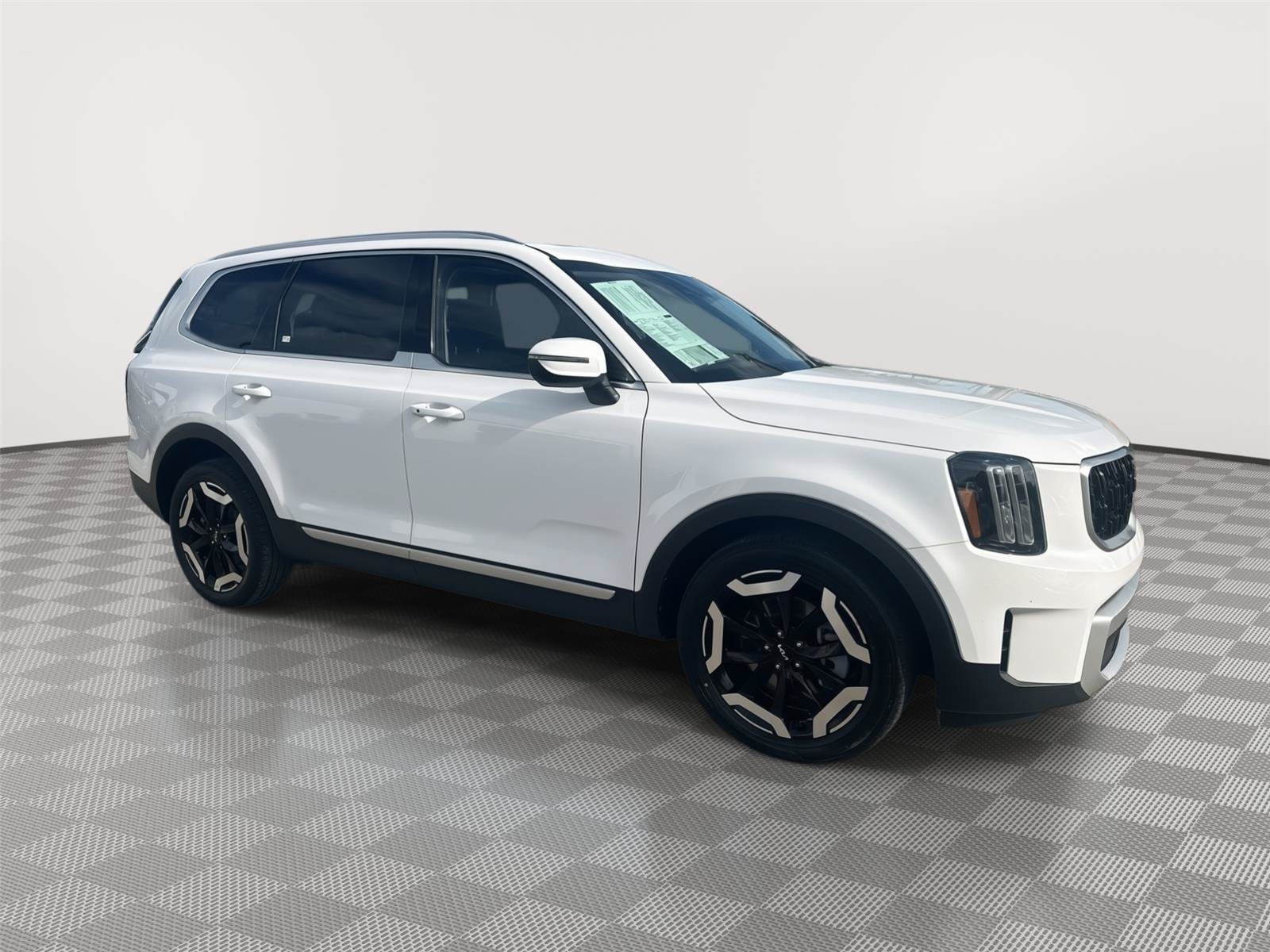 Used 2024 Kia Telluride EX w/ EX Captain's Chair Package FWD image 3