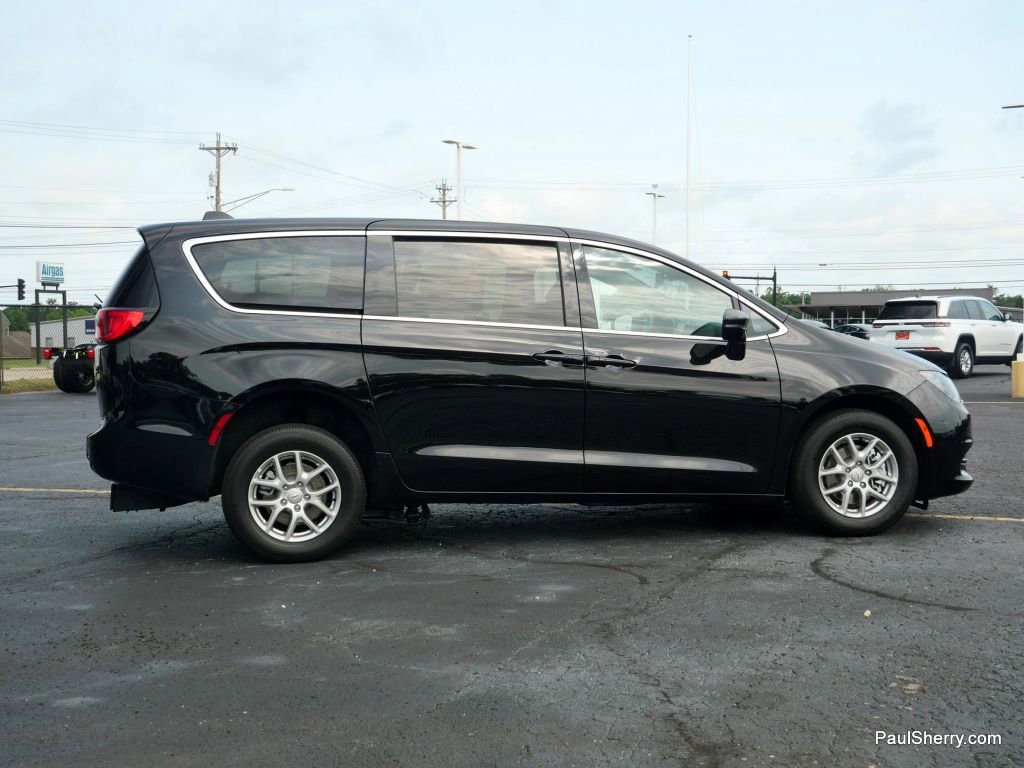 New 2025 Chrysler Voyager LX image 22