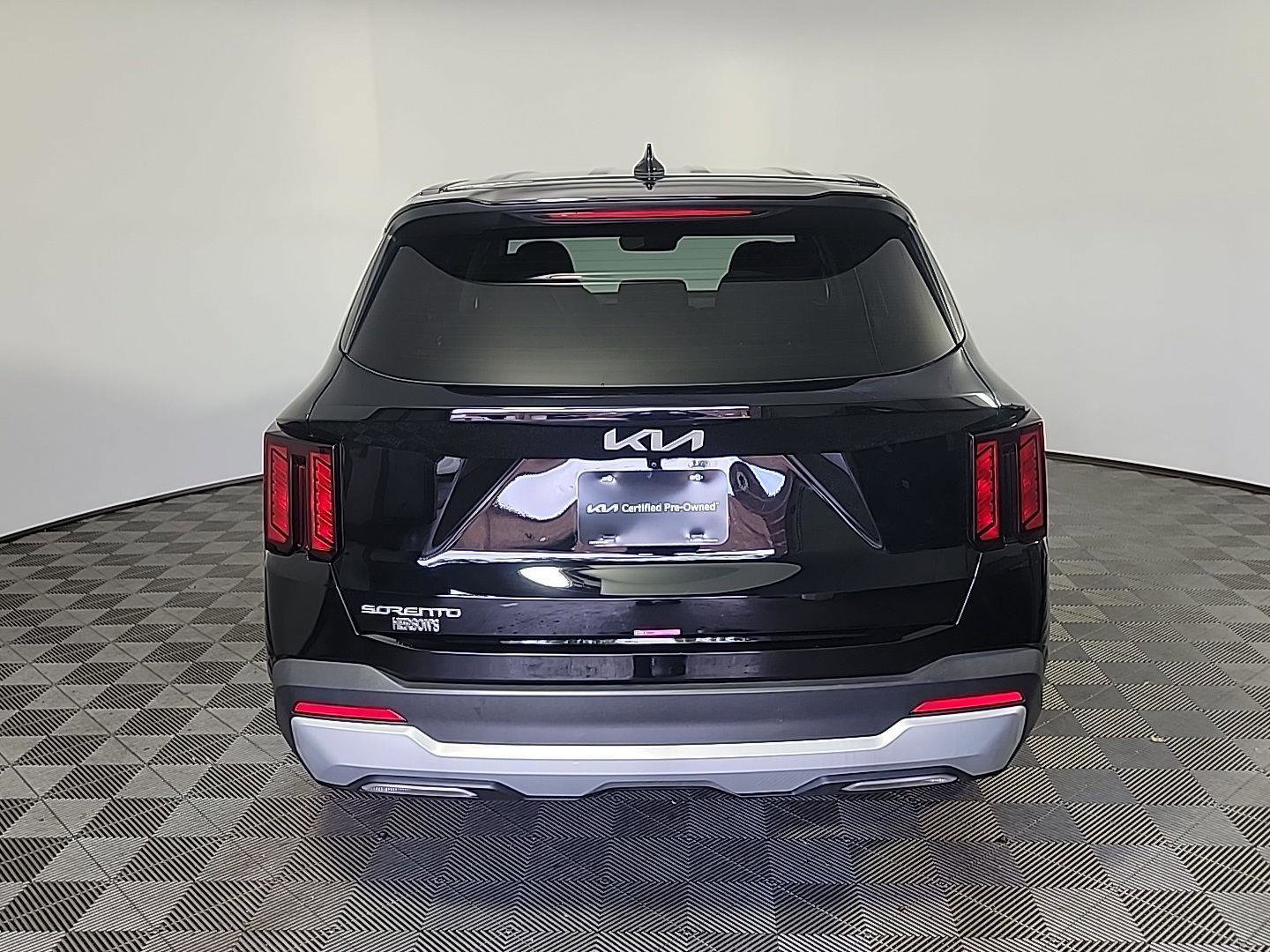 Used 2025 Kia Sorento LX FWD image 5