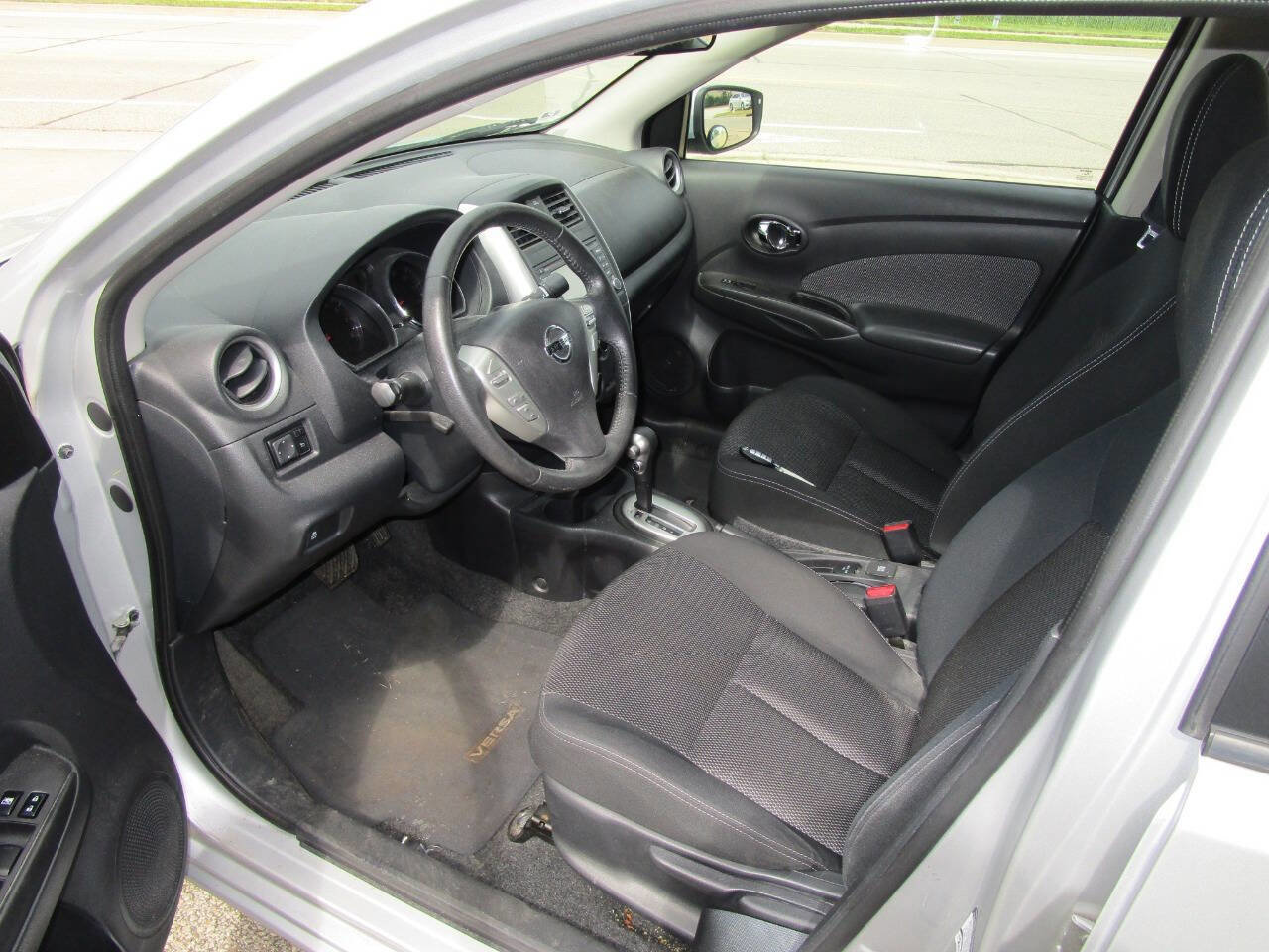 Used 2016 Nissan Versa FWD image 10