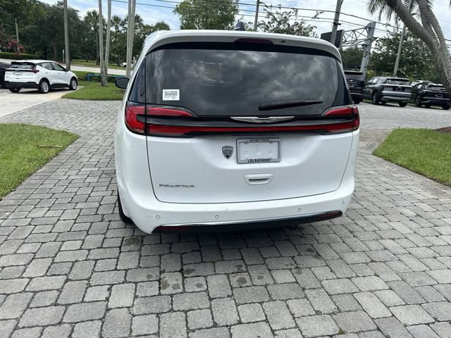 Used 2024 Chrysler Pacifica Touring FWD image 34