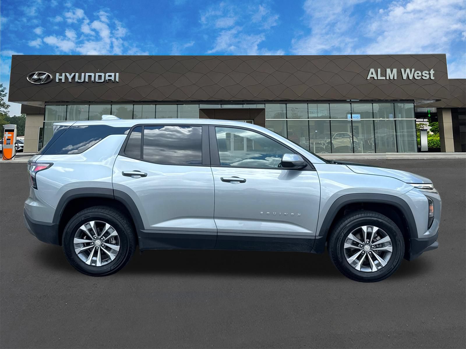 Used 2025 Chevrolet Equinox LT FWD image 4