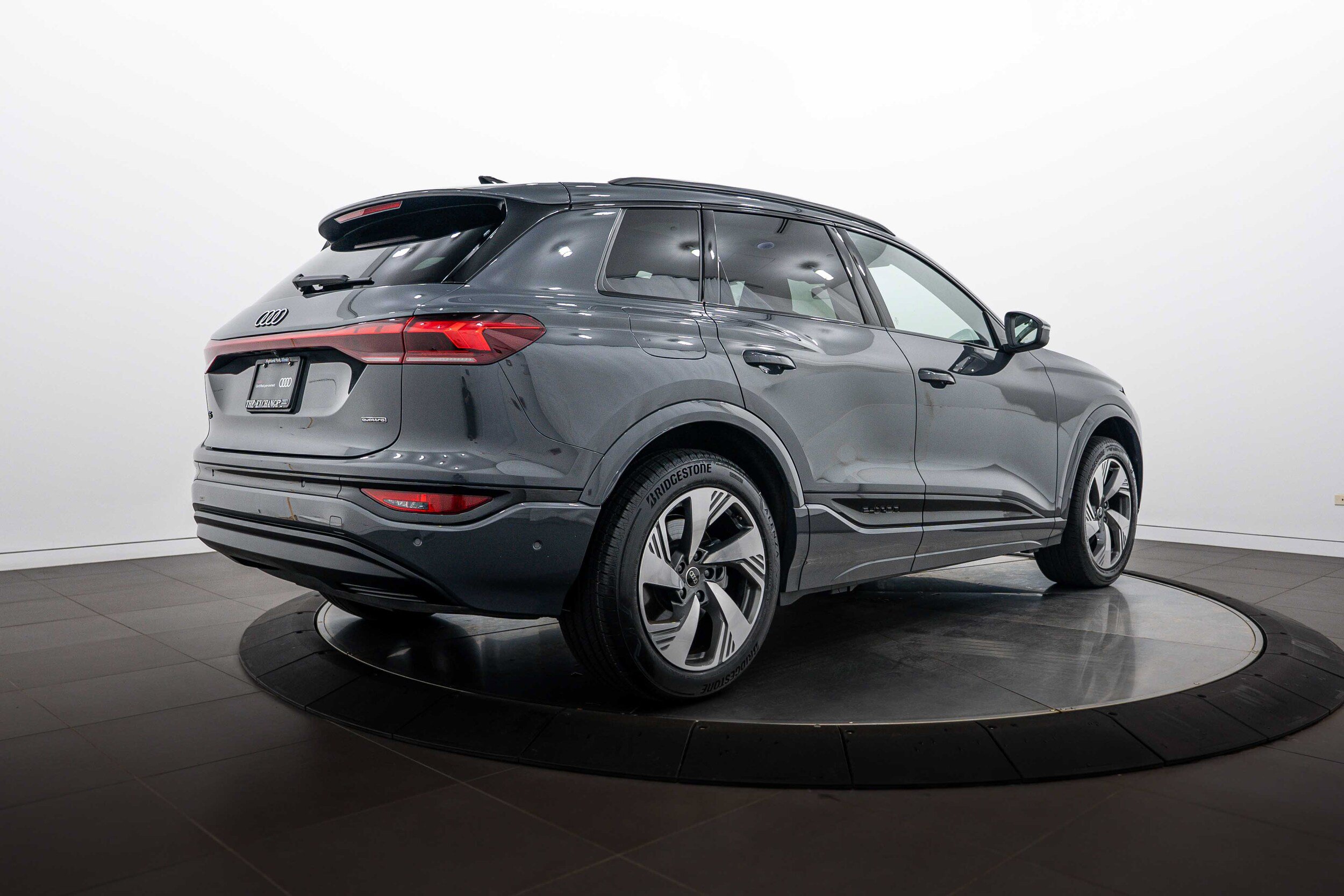 Used 2025 Audi Q6 e-tron Premium Plus w/ Premium Plus AWD/4WD image 4