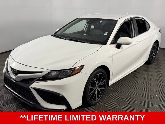 Used 2024 Toyota Camry SE w/ Convenience Package image 3