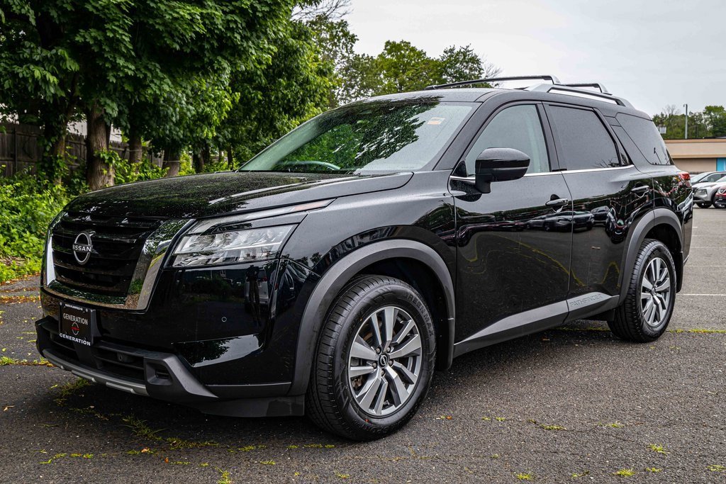Certified 2024 Nissan Pathfinder SL image 3