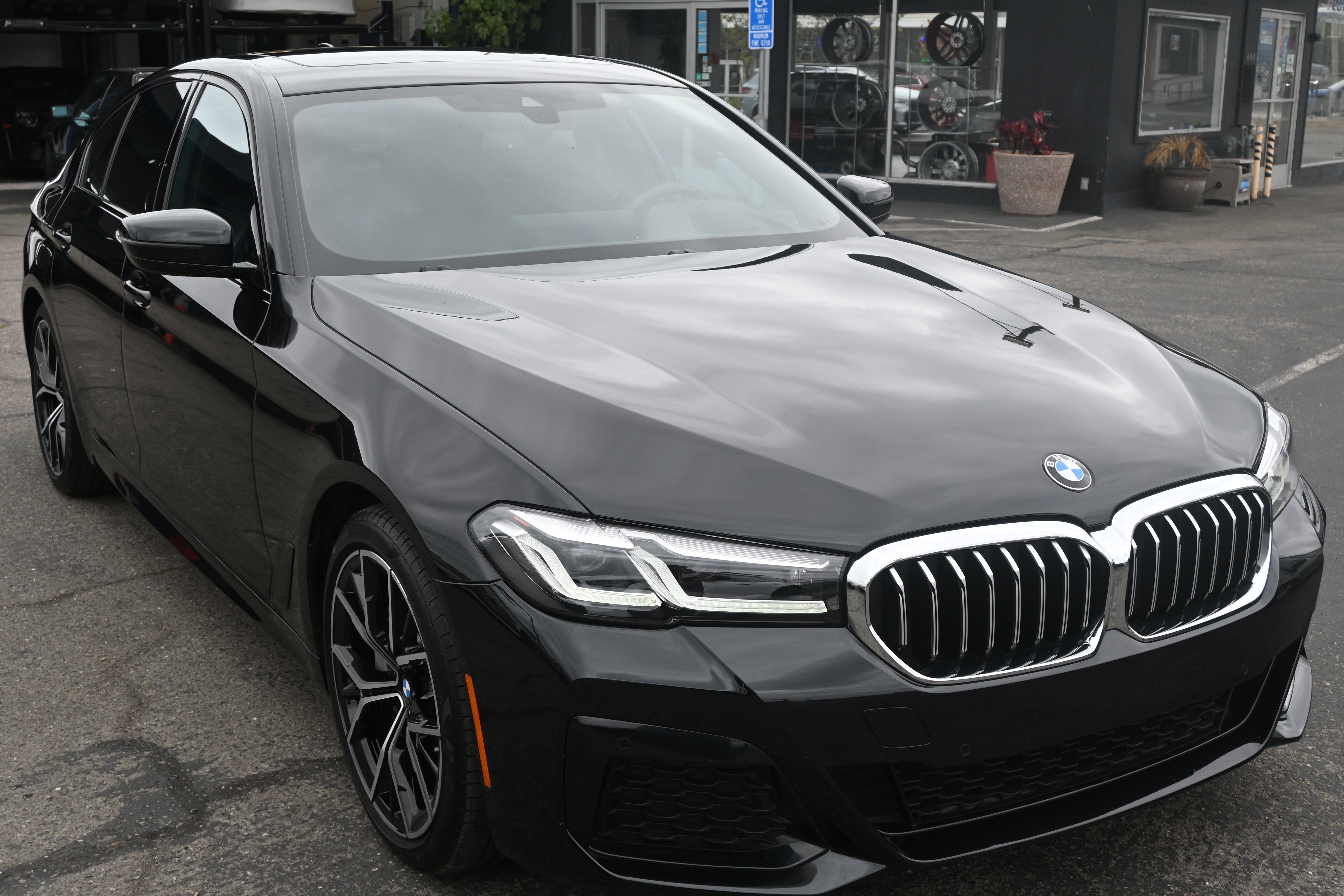 Used 2022 BMW 530i w/ M Sport Package RWD image 2