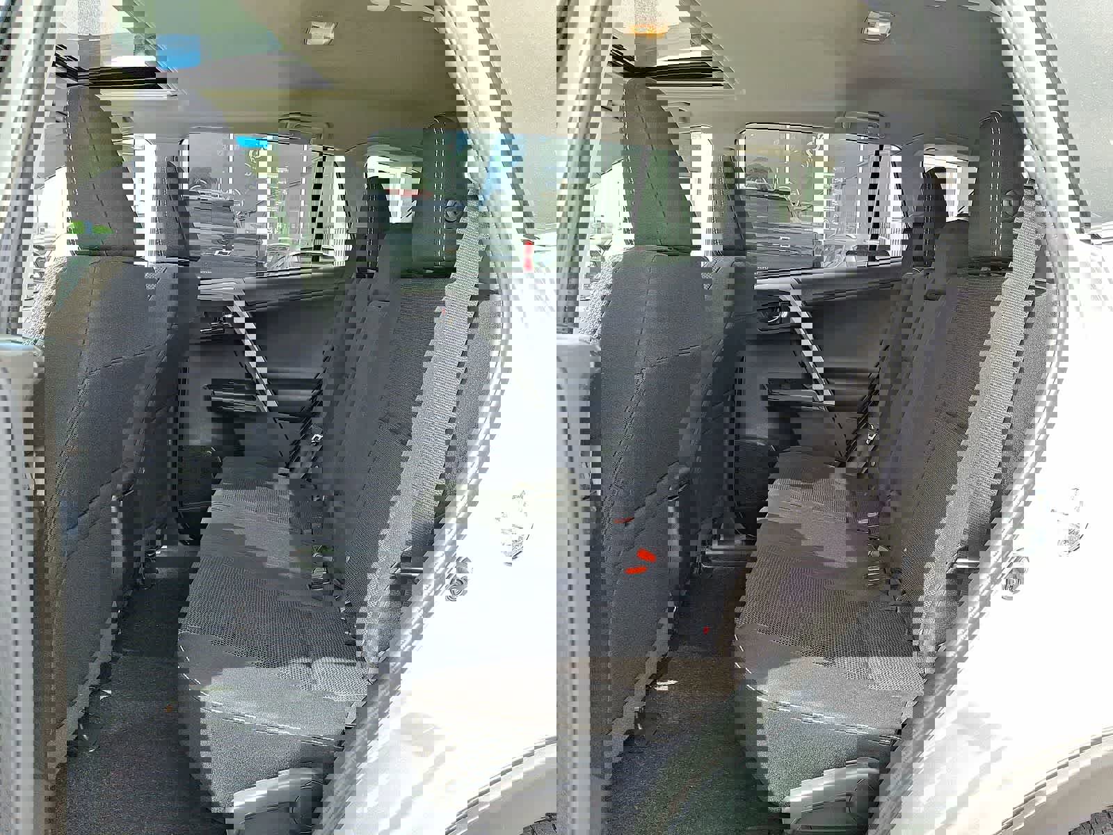 Used 2018 Toyota RAV4 XLE AWD/4WD image 30