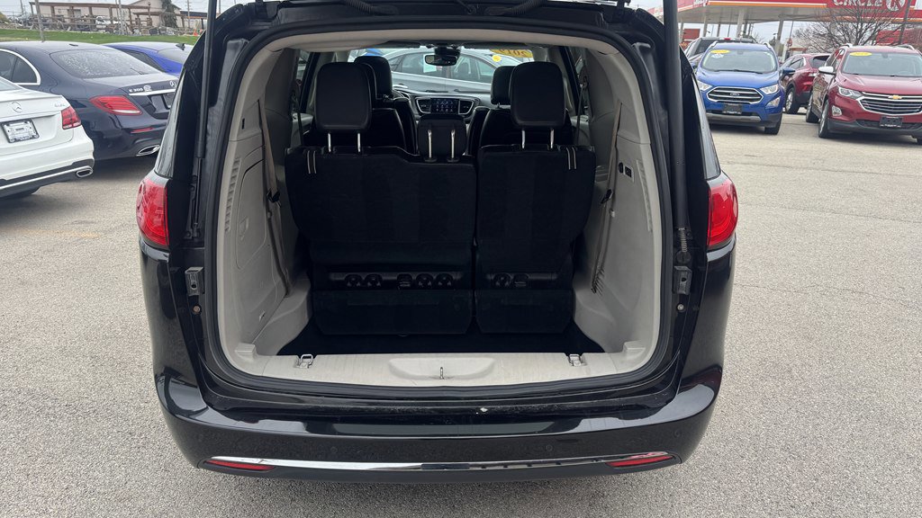 Used 2019 Chrysler Pacifica Limited w/ Tire & Wheel Group FWD image 11