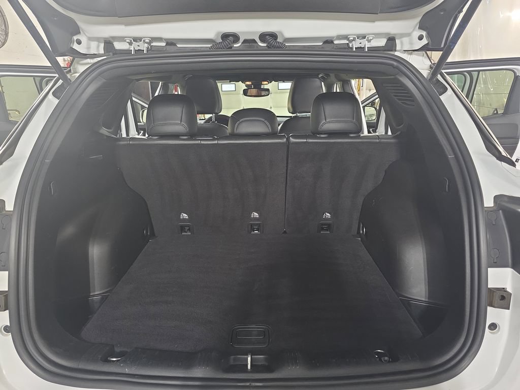 Used 2025 Jeep Compass Trailhawk AWD/4WD image 12