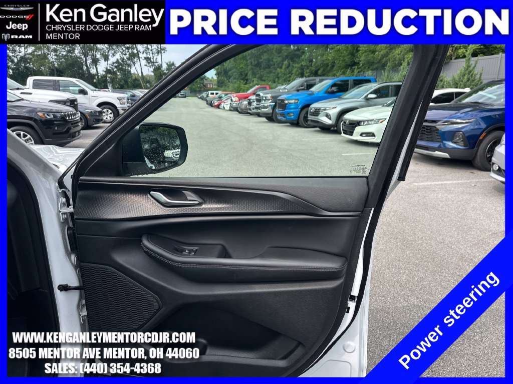 Used 2025 Jeep Grand Cherokee Laredo AWD/4WD image 26