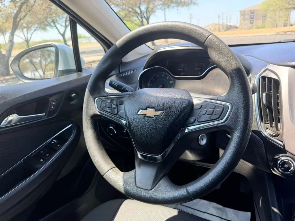 Used 2017 Chevrolet Cruze LT FWD image 31