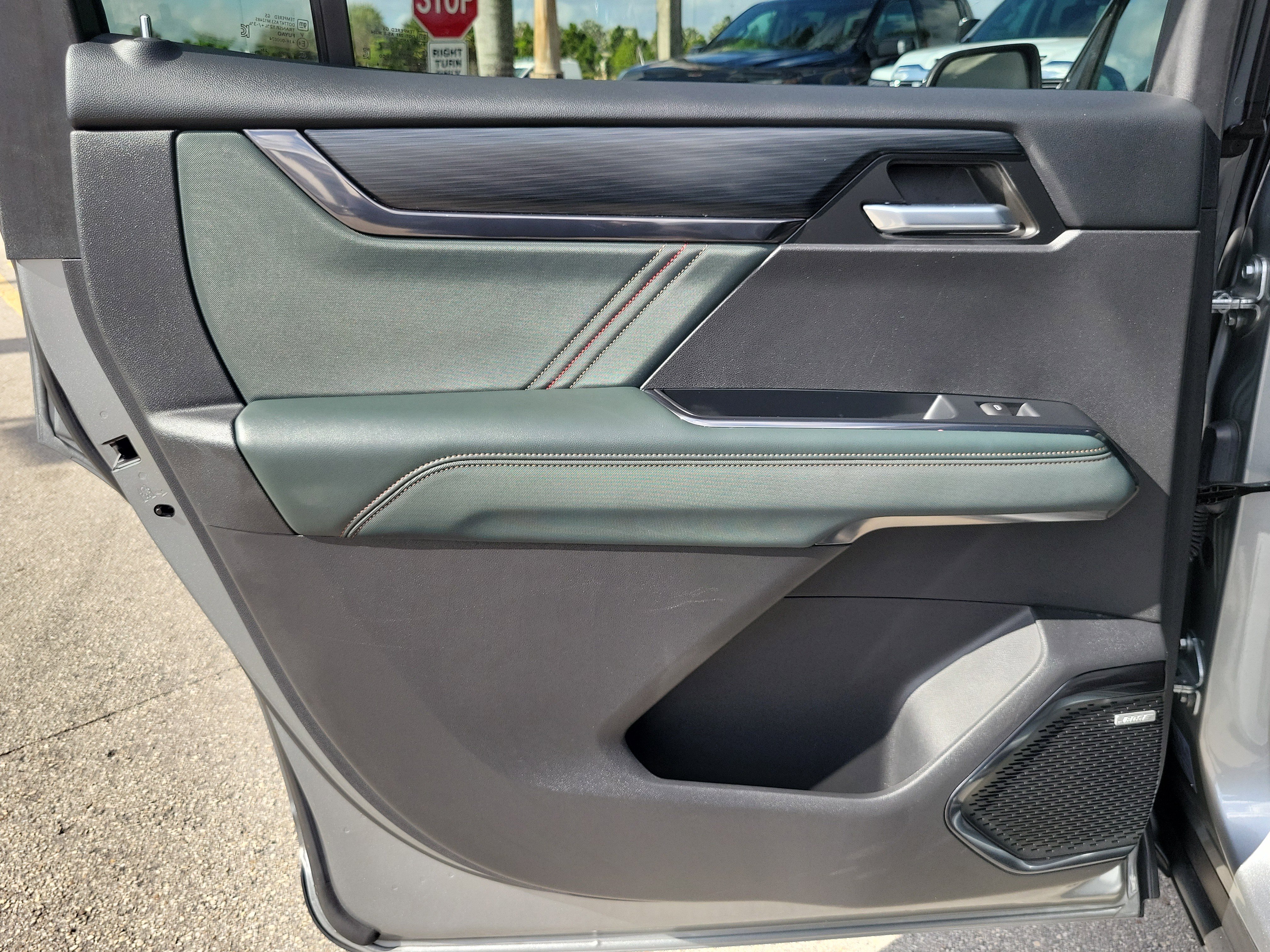 Used 2024 GMC Acadia AT4 w/ Luxury Package image 22