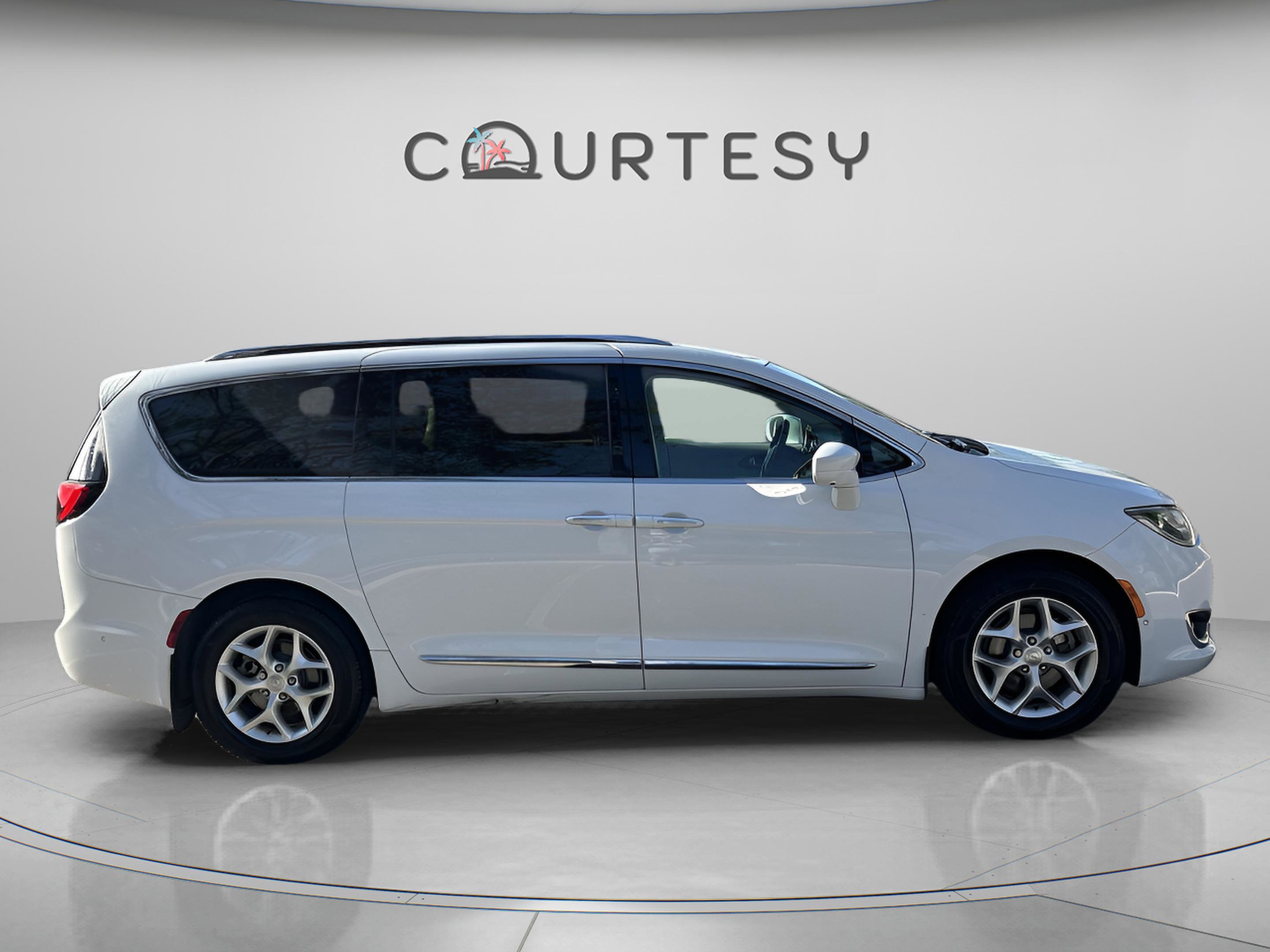 Used 2020 Chrysler Pacifica Touring-L Plus w/ Tire & Wheel Group image 8