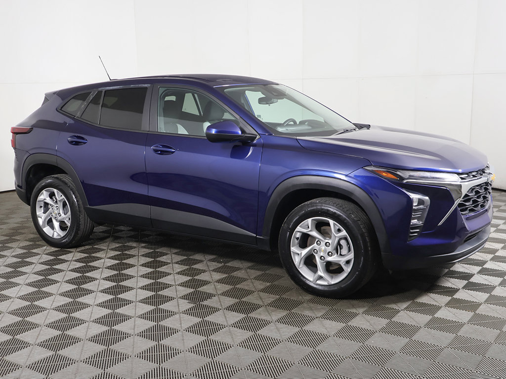 Used 2024 Chevrolet Trax LS w/ LS Convenience Package FWD image 12