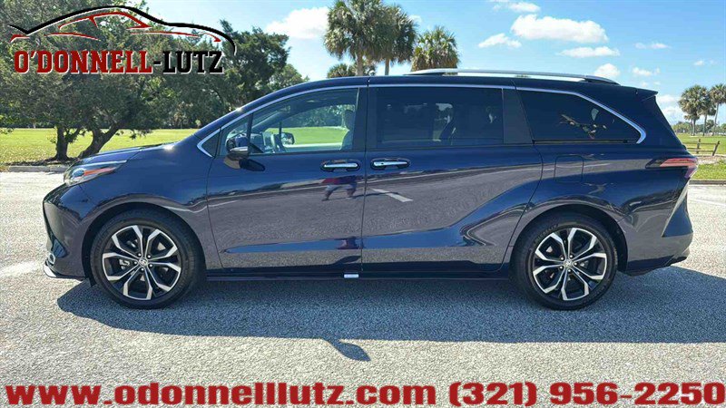 Used 2025 Toyota Sienna Platinum image 3