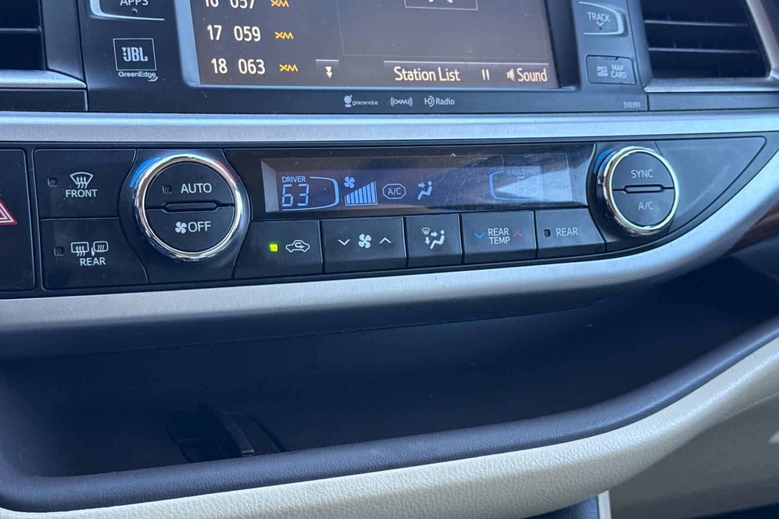 Used 2019 Toyota Highlander Limited Platinum AWD/4WD image 22