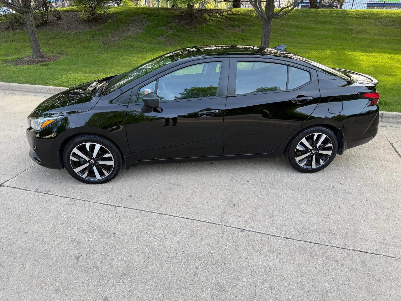 Used 2021 Nissan Versa SR w/ Convenience Package FWD image 16