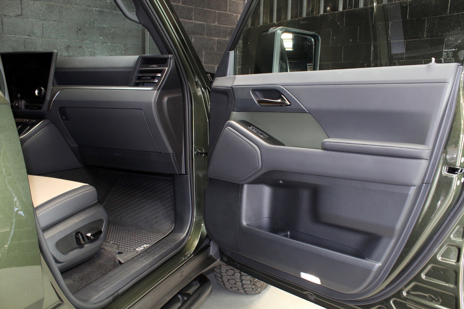 Used 2025 Lexus GX 550 w/ Accessory Package (32) AWD/4WD image 28