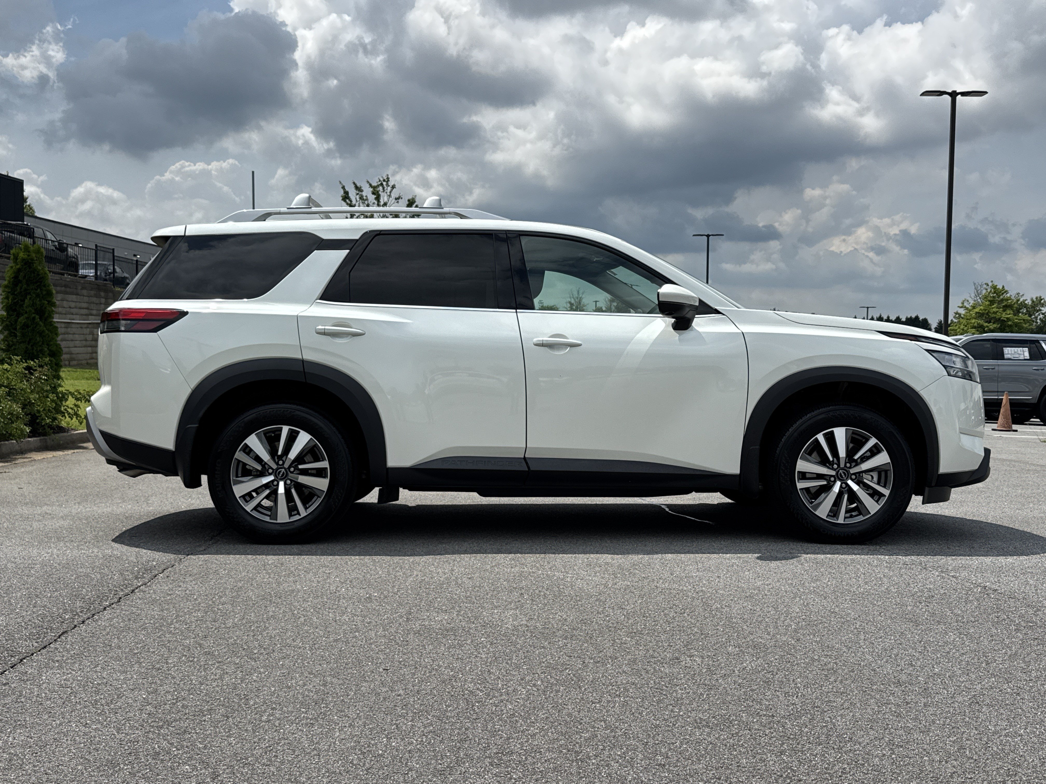 Used 2024 Nissan Pathfinder SL FWD image 8