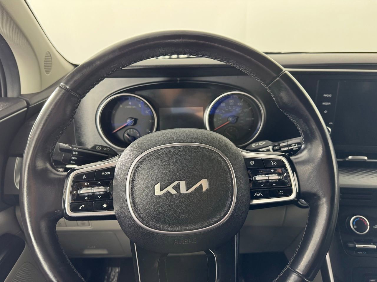 Used 2023 Kia Carnival LX image 24