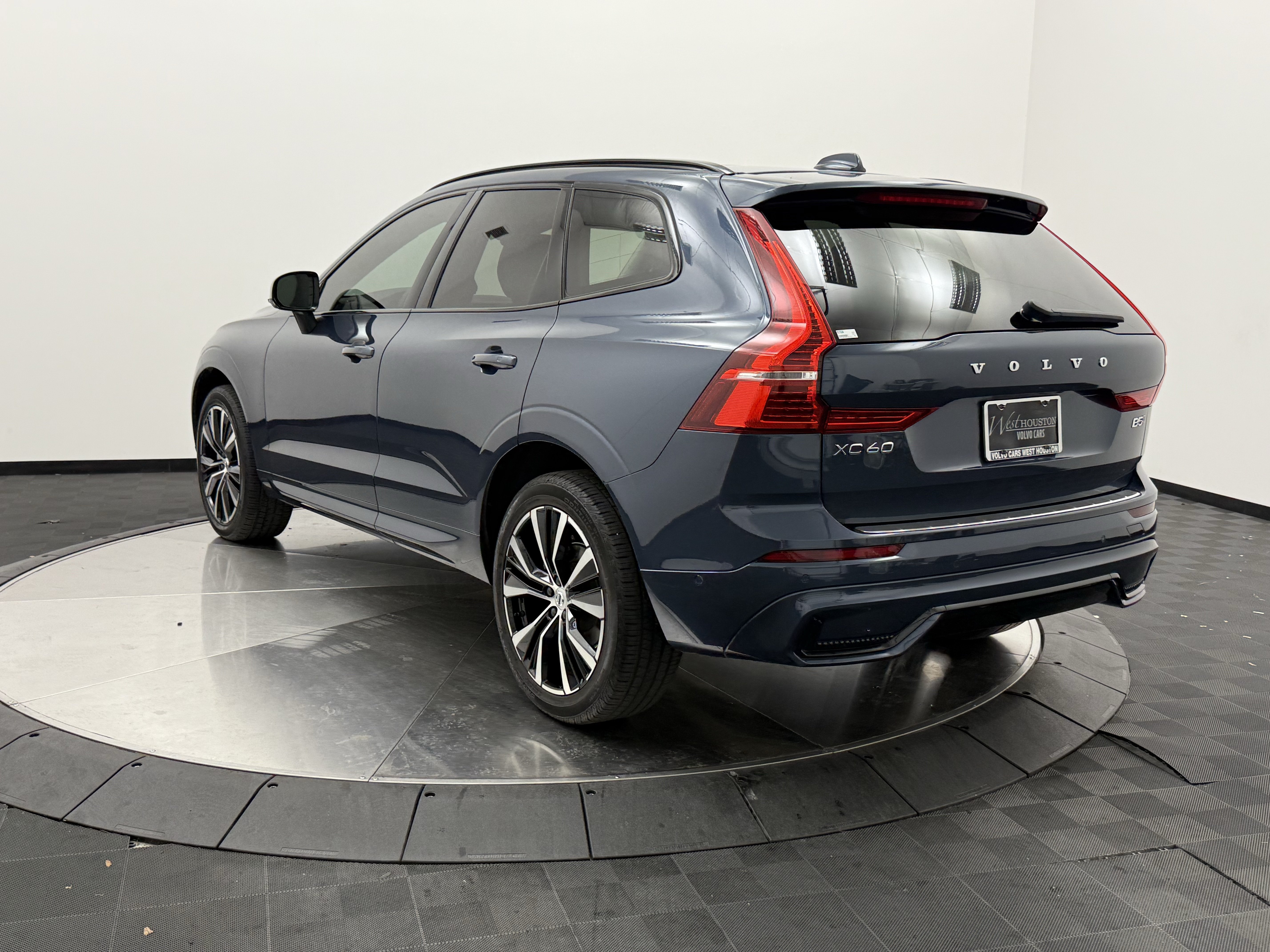 Certified 2024 Volvo XC60 B5 Plus w/ Protection Package Premier AWD/4WD image 4